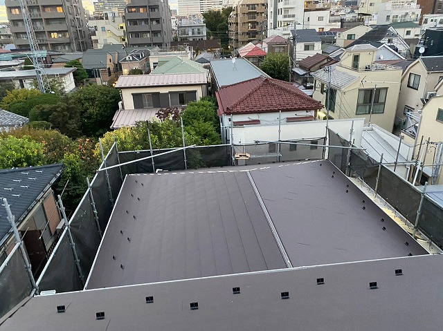 スレート屋根から横暖ルーフを使った屋根カバー工事を行いました！川口市屋根カバー工事　横暖ルーフαｓ　ニチハ　センタールーフ　スレートボロボロ　ガルバリウム鋼板　